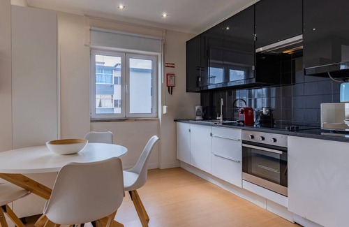 Paco De Arcos Apartment | Sunny Horizon Retreat by LovelyStay