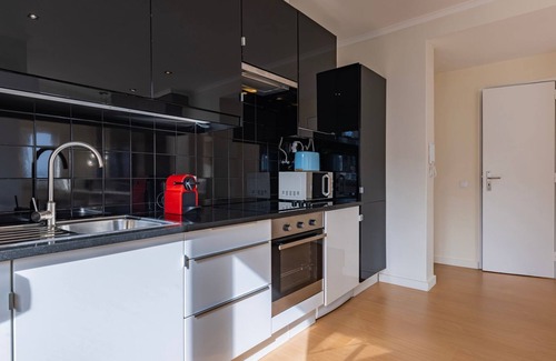 Paco De Arcos Apartment | Sunny Horizon Retreat by LovelyStay