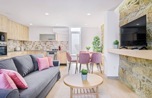 Vila Nova de Gaia House | Sunny House with 2 Master Suites & Backyard, WiFi, AC