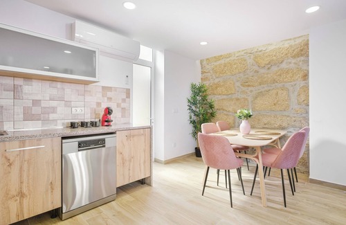 Vila Nova de Gaia House | Sunny House with 2 Master Suites & Backyard, WiFi, AC