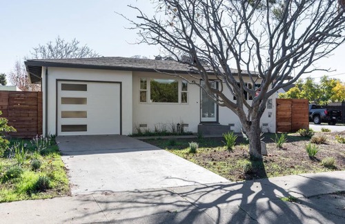 South Fair Oaks House | Sunny House with Hot tub near Stanford