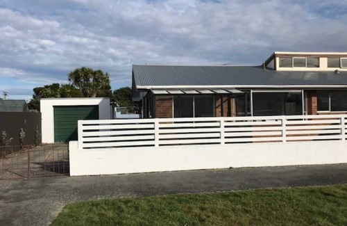 Saint Kilda House | Sunny Little Gem on the Flat
