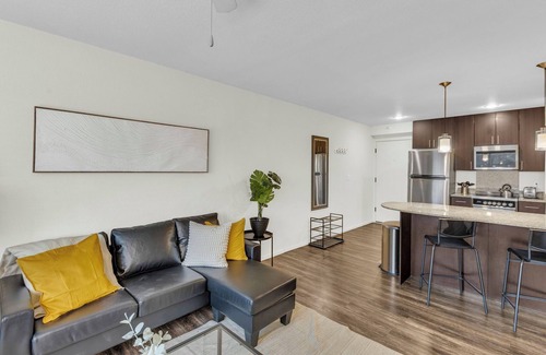 Overland Park Apartment | Sunny Loft Free Parking WiFi Open Concept Peaceful in Overland Park w/Workspace
