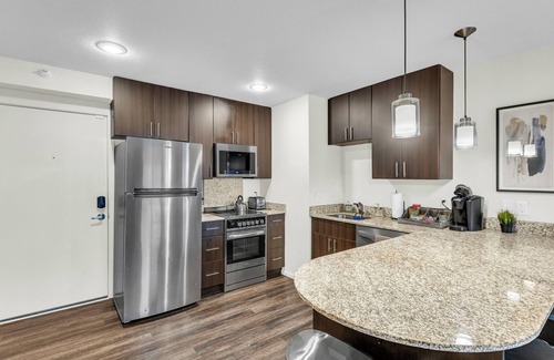 Overland Park Apartment | Sunny Loft Free Parking WiFi Open Concept Peaceful in Overland Park w/Workspace