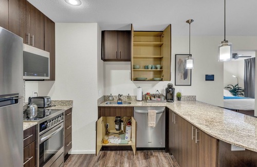 Overland Park Apartment | Sunny Loft Free Parking WiFi Open Concept Peaceful in Overland Park w/Workspace