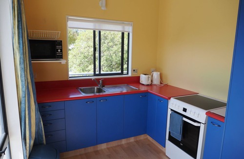 Akaroa House | Sunny, modern, private hilltop holiday home