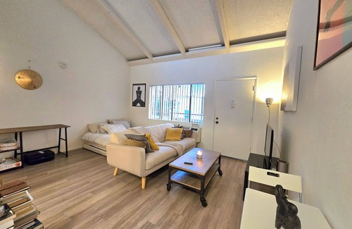 NoHo Arts District Apartment | Sunny Noho Loft Studio W/WiFi, AC & Cozy Bed in Prime Location!