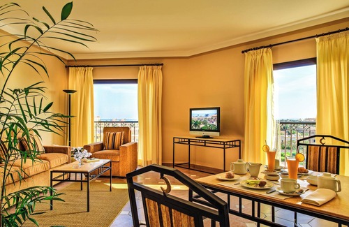 Al Mamsha El Seyahi House | Sunny Retreat! 4 Family-Friendly Units with Outdoor Pool and Balcony