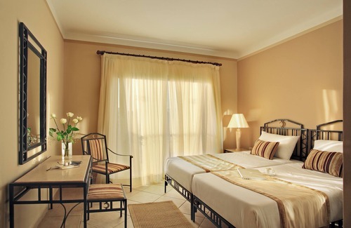 Al Mamsha El Seyahi House | Sunny Retreat! 4 Family-Friendly Units with Outdoor Pool and Balcony