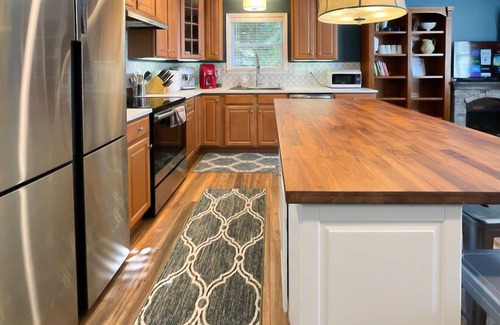 SouthPark House | Sunny Retreat in SouthPark – Spacious 2BR