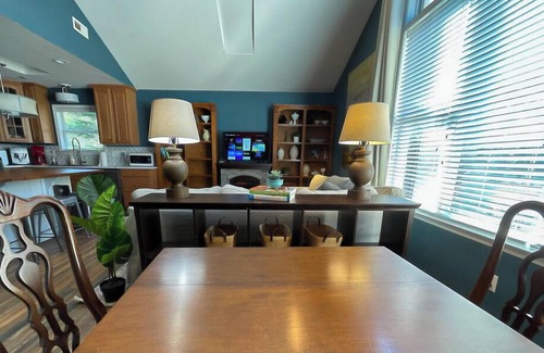 SouthPark House | Sunny Retreat in SouthPark – Spacious 2BR