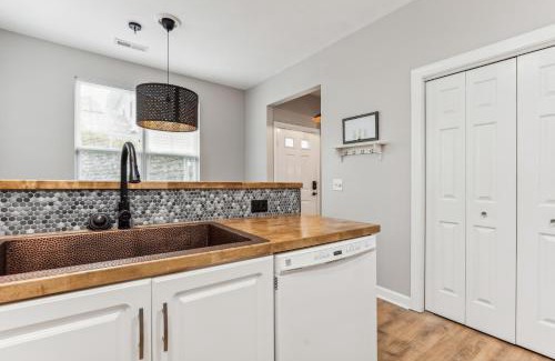 Greenacres Apartment | Sunny Retreat: Pool & Beach Near Condo