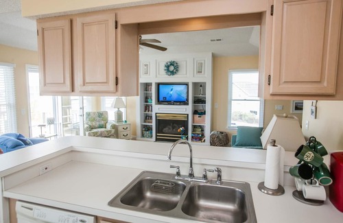 Nags Head House | Sunny's Spot - Cozy Soundside Villa - Hot tub, Beach Club, golf access