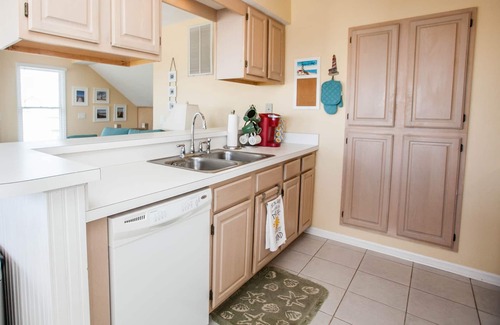 Nags Head House | Sunny's Spot - Cozy Soundside Villa - Hot tub, Beach Club, golf access
