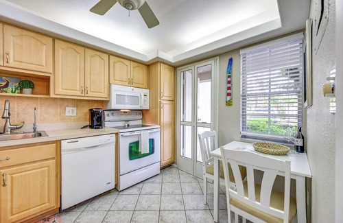Braden River Condo | Sunny Sarasota Oasis w/Private Screened Lanai