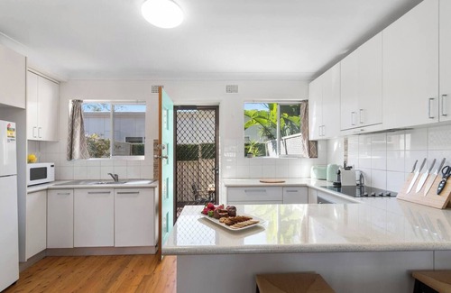 East Corrimal Apartment | Sunny Shores Escape Breezy Days near Surf Beaches