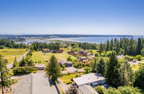 Freeland House | Sunny Side Island Retreat by AvantStay Backyard