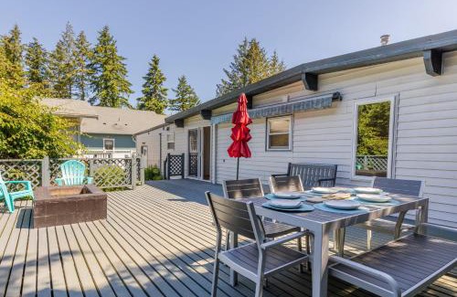 Freeland House | Sunny Side Island Retreat by AvantStay Backyard