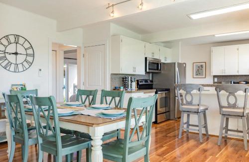 Freeland House | Sunny Side Island Retreat by AvantStay Backyard