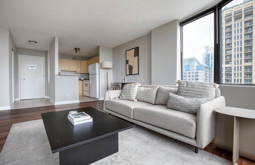 South Loop Apartment | Sunny South Loop 1BR, nr Soldier Field, CTA Train & Park, by Blueground