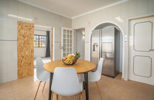 Lagoa e Carvoeiro House | Sunny Spacious House | Terrace and Free Parking
