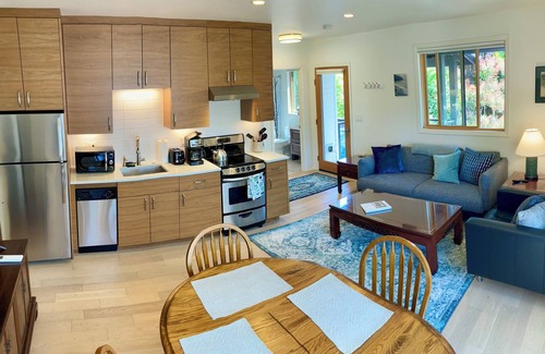 Sellwood-Moreland Apartment | Sunny, spacious, modern apartment offering country + urban life in hip Sellwood