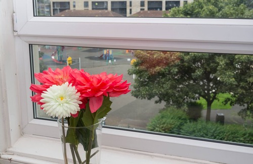 Leith Apartment | Sunny Spacious Quiet City Centre 1 Bed Apt with Park View and Kids Play Area.