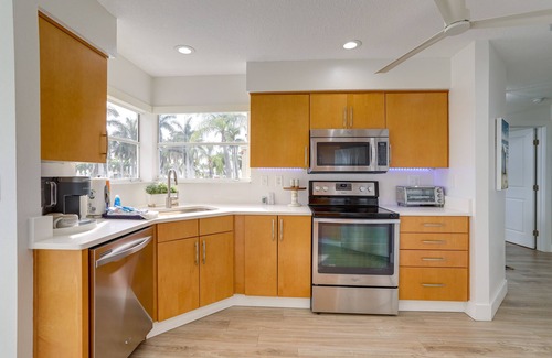 Isla del Sol Condo | Sunny St Pete Getaway with Shared Pool & Hot Tub