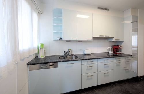 District 7 Apartment | Sunny & Stylish 3 Bedroom Apartment, 20 min from City Centre. 2nd Floor.