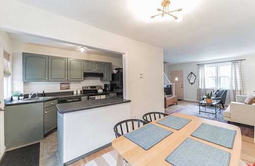 Roxborough-Manayunk House | Sunny & Stylish Manayunk Cottage w/Private Back Yard