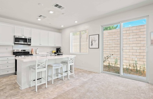 Westmont House | Sunny & Stylish Near LA 4BR Home w Desks & Lounge