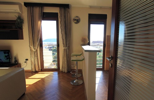 Lazi House | Sunny three-bedroom apartment in Budva