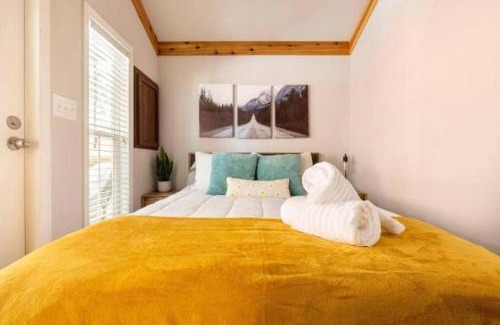 Woodland Park Apartment | Sunny Tiny Haven BBQ Fresh Vibes & Peak Views
