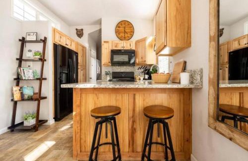 Woodland Park Apartment | Sunny Tiny Haven BBQ Fresh Vibes & Peak Views