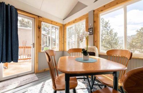 Woodland Park Apartment | Sunny Tiny Haven BBQ Fresh Vibes & Peak Views