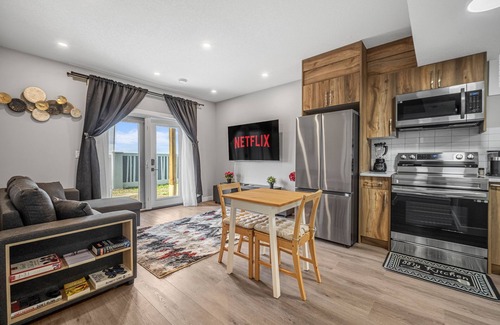 Calgary House | Sunny Walk-out Unit | Free HiSpeed WiFi & Parking | Near Grocery
