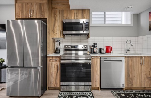 Calgary House | Sunny Walk-out Unit | Free HiSpeed WiFi & Parking | Near Grocery
