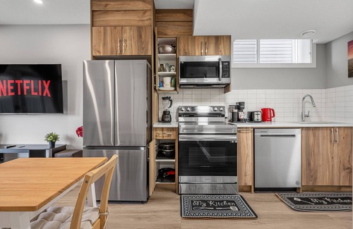 Calgary House | Sunny Walk-out Unit | Free HiSpeed WiFi & Parking | Near Grocery