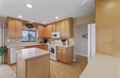 Caloosahatchee Condo | Sunny Waterfront 2BR/2BA Condo w/Sunset Views, Pool & Utilities Included
