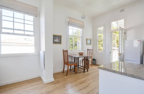 Kalk Bay Apartment | Sunny Windsor Apt in the heart of Kalk Bay