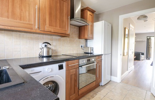Chipstead Cottage | SUNNYFIELD COTTAGE, romantic, with a garden in Coulsdon