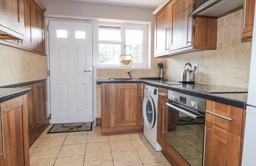 Chipstead Cottage | SUNNYFIELD COTTAGE, romantic, with a garden in Coulsdon