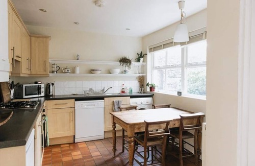 Kendal Apartment | SUNNYSIDE APARTMENT/SPACIOUS 2 BEDROOM ACCOMMODATION LOCATED IN KENDAL WITHIN