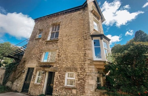 Kendal Apartment | SUNNYSIDE APARTMENT/SPACIOUS 2 BEDROOM ACCOMMODATION LOCATED IN KENDAL WITHIN
