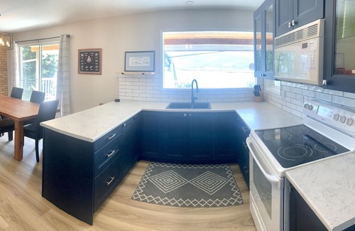 Celista House | Sunnyside Lakehouse - Semi-Waterfront - Shuswap Vacations & Sledding Accommodation