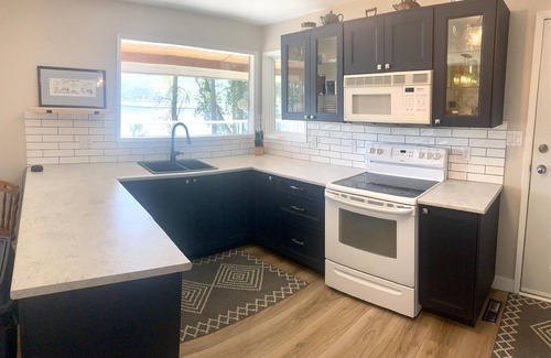 Celista House | Sunnyside Lakehouse - Semi-Waterfront - Shuswap Vacations & Sledding Accommodation
