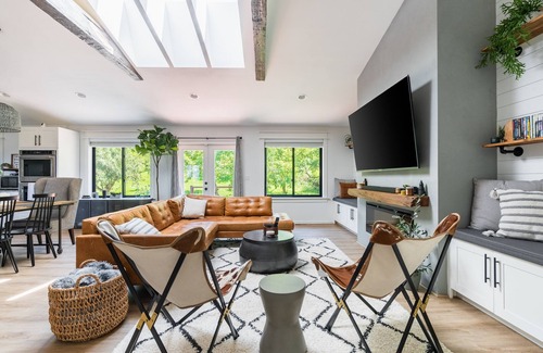 West Lake Stevens House | Sunnyside Sanctuary (3-Bedroom Home) by RedAwning