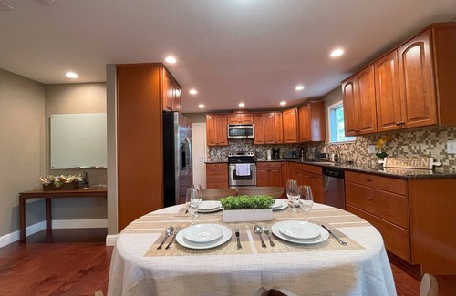 Sunnyvale House | Sunnyvale Great location 2Br/2Bth unit/Kingbed/windows AC