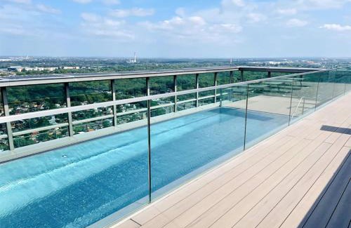 Erdberg Apartment | Sunrise above sky with ROOFTOP Pool