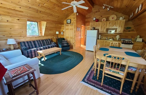 Munising Resort | Sunrise Bay Cottages: Rustic elegance for 32 people in 5 luxury cottages.